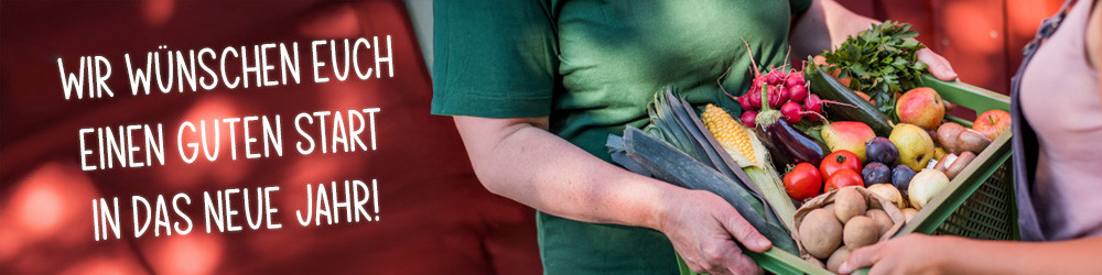 KI generiert: Das Bild zeigt zwei Personen, die eine Kiste mit frischem Obst und Gemüse halten. Der Text auf dem Bild wünscht einen guten Start ins neue Jahr.