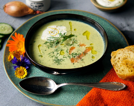 Sommerliche Gurkensuppe mit Räucherlachs